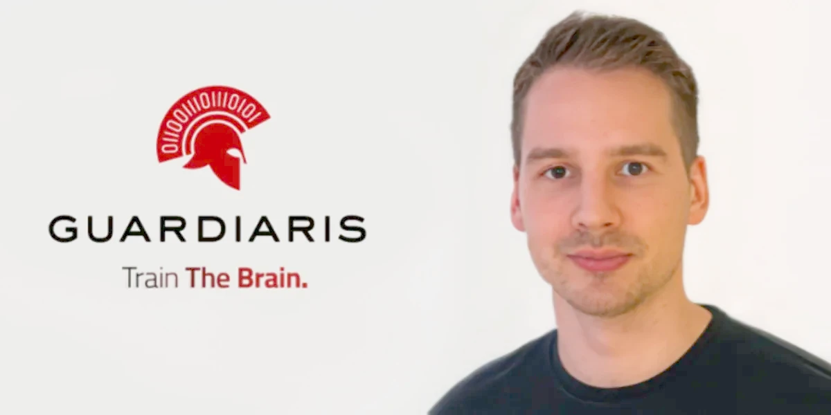 Porträt von Nejc Srica mit Logo von Guardiaris.