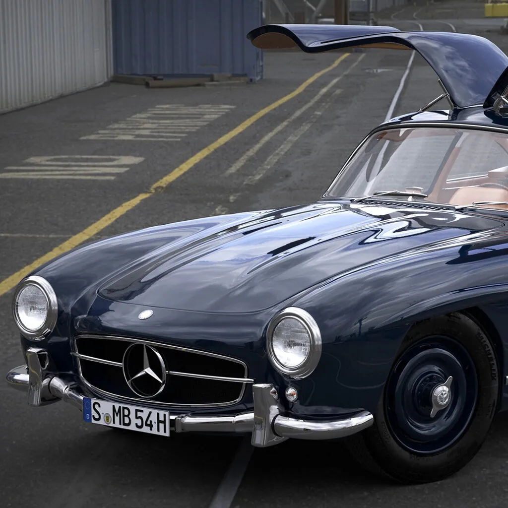Fotorealistische 3D-Visualisierung eines Mercedes-Benz 300 SL mit geöffneten Flügeltüren