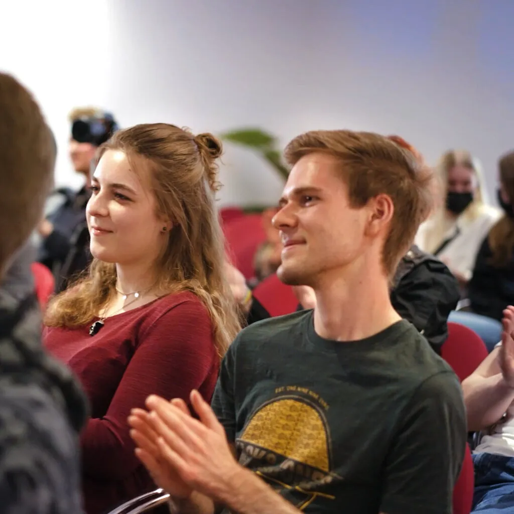 Besucher beim Open House in der PIXL VISN Academy in Köln