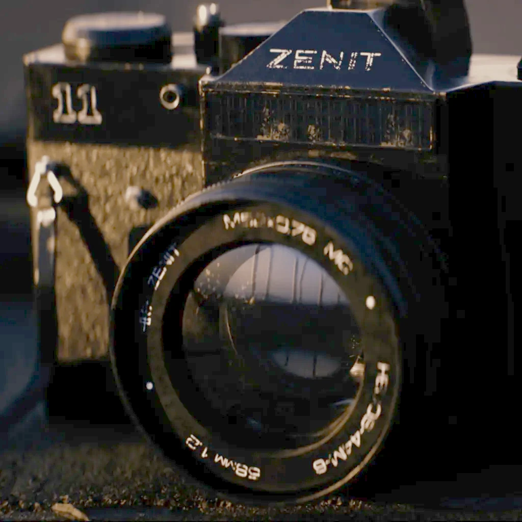 Eine fotorealistische 3D-Visualisierung einer analogen Zenit-Kamera, erstellt als CGI-Projekt zur Übung in realistischer Modellierung und Texturierung
