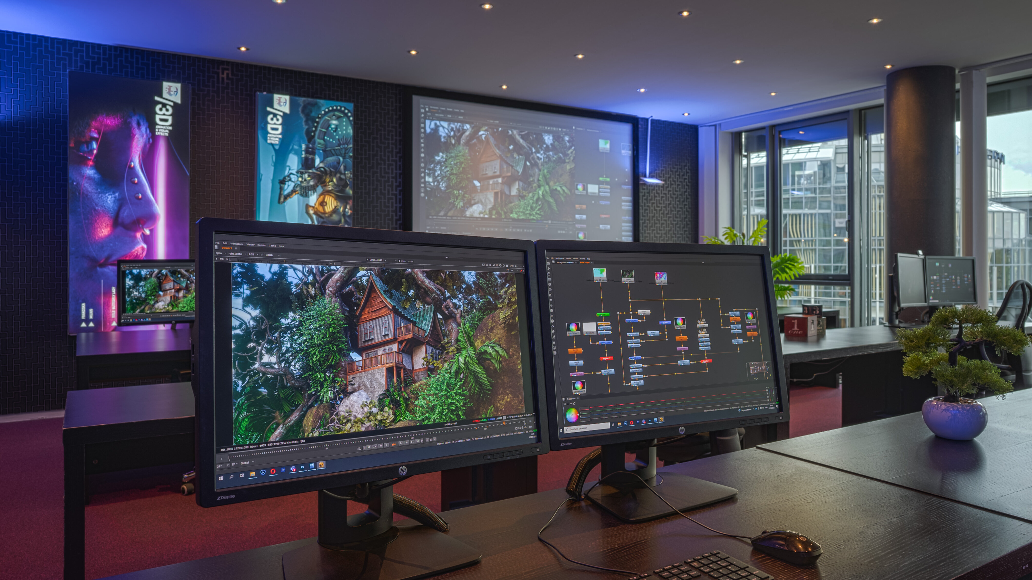Zwei Monitore zeigen ein Compositing-Setup mit einem gerenderten 3D-Baumhaus und einem Node-Graphen in einer modernen Schulungsumgebung mit Leinwand, Posterwänden und Stadtblick durch Fenster.